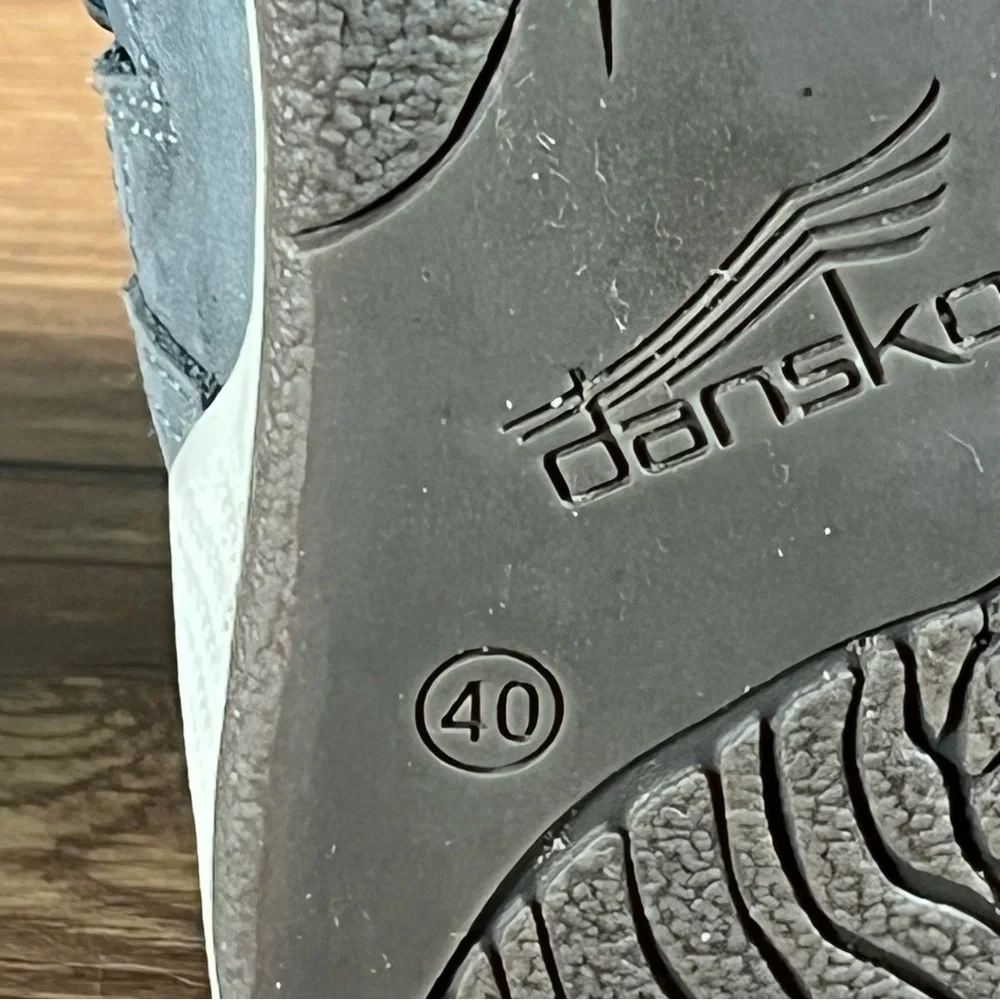 Dansko ships within